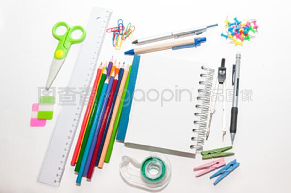 白色背景下的辦公用品 簡(jiǎn)約美學(xué)與高效工作的完美融合